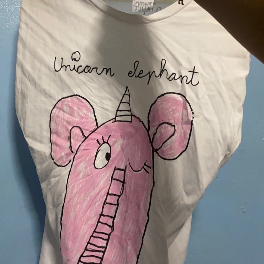 White tee from Zara with beautiful sketch art.